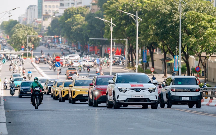 Khách Việt đổ về VMF 2025 'test' loạt xe VinFast: Lái thử, trúng thật, có người mang xe ngay về nhà - Ảnh 10.