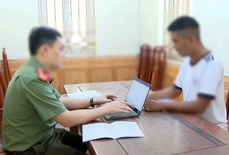 Công an làm việc với chủ tài khoản đăng tin sai sự thật vụ xây nhầm nhà trên đất người khác - Ảnh 1.