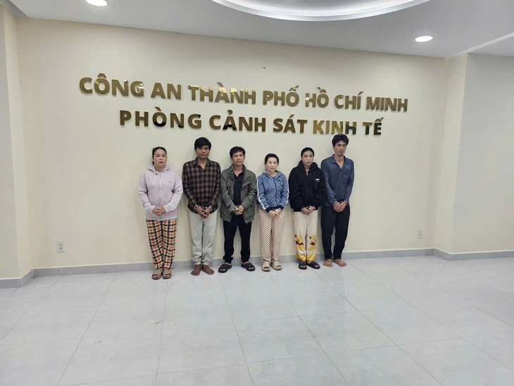 Công an TP.HCM triệt phá nhóm sản xuất hàng giả nước rửa toilet, nước giặt - Ảnh 1.