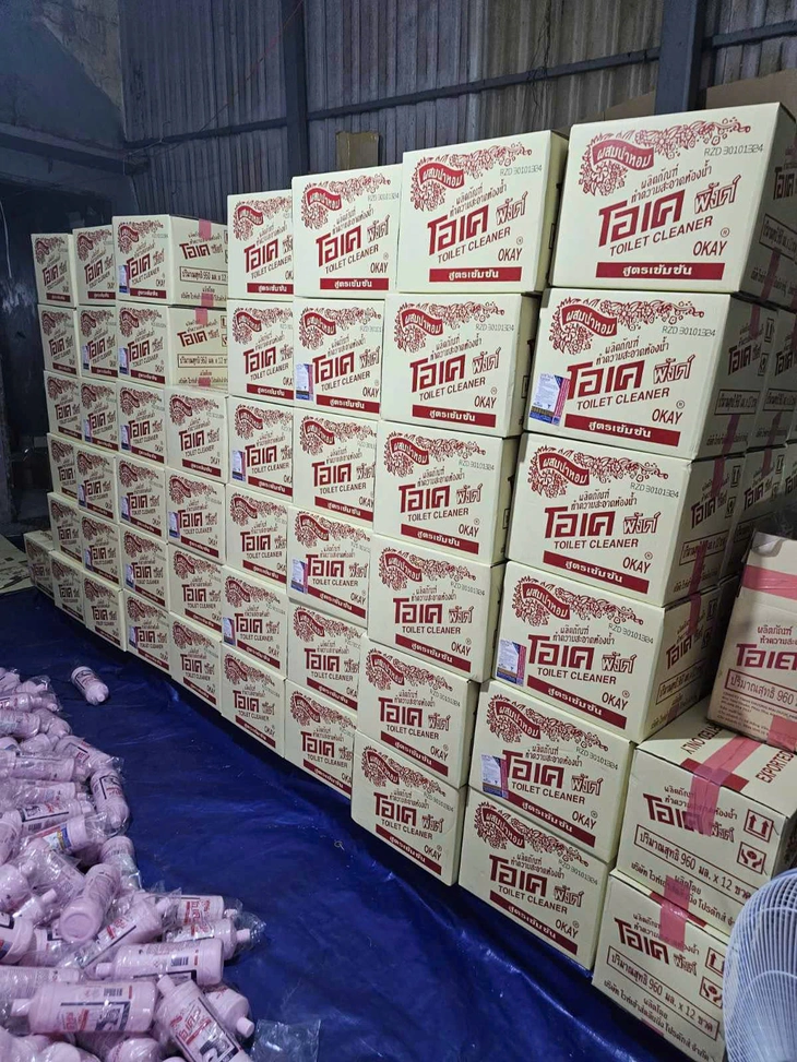 Công an TP.HCM triệt phá nhóm sản xuất hàng giả nước rửa toilet, nước giặt  - Ảnh 2.