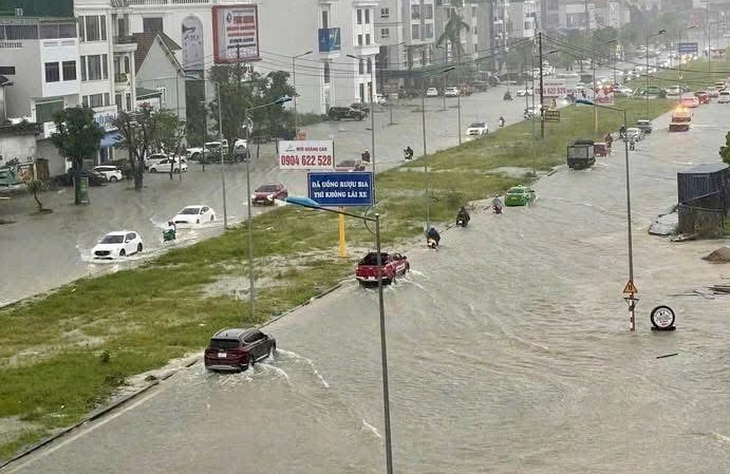 Mưa lớn trước bão Bualoi, nhiều tuyến phố ở Nghệ An ngập sâu - Ảnh 1.