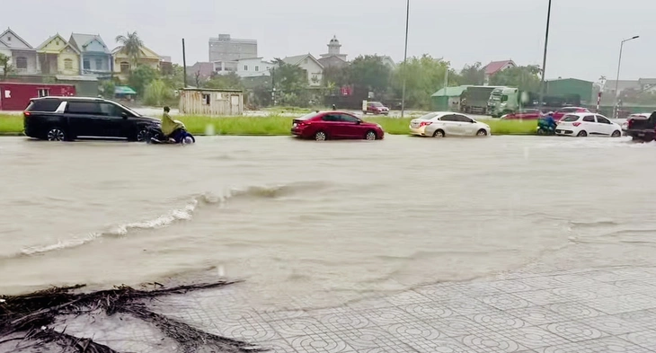 Mưa lớn trước bão Bualoi, nhiều tuyến phố ở Nghệ An ngập sâu - Ảnh 2.