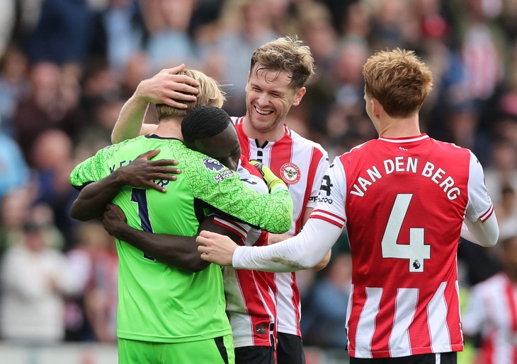 Bruno đá hỏng phạt đền, Man United thua Brentford - Ảnh 2.