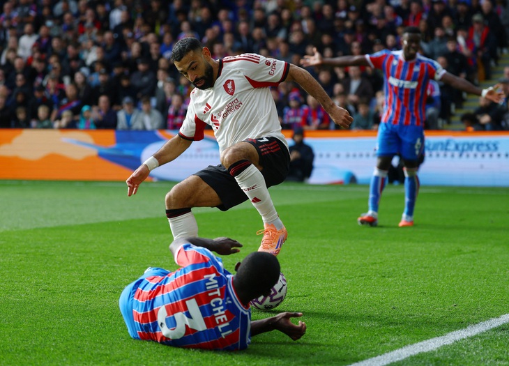'Ông vua phút cuối' Liverpool 'nếm mùi' phút bù giờ trước Crystal Palace - Ảnh 1.