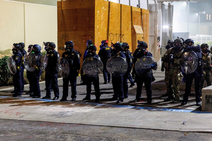 Ông Trump ra lệnh điều quân đội đến Portland, cho phép dùng 'toàn lực' - Ảnh 1.