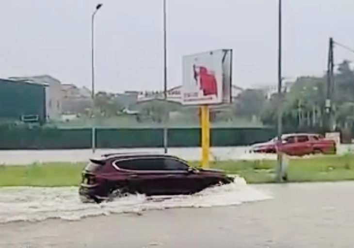 Mưa lớn trước bão Bualoi, nhiều tuyến phố ở Nghệ An ngập sâu - Ảnh 4.