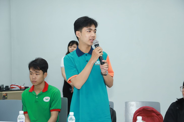 Tiếp sức đến trường 100% học phí bậc đại học cho 7 gương mặt trên báo Tuổi Trẻ - Ảnh 2. Tiếp sức đến trường 100% học phí bậc đại học cho 7 gương mặt trên báo Tuổi Trẻ - Ảnh 2.