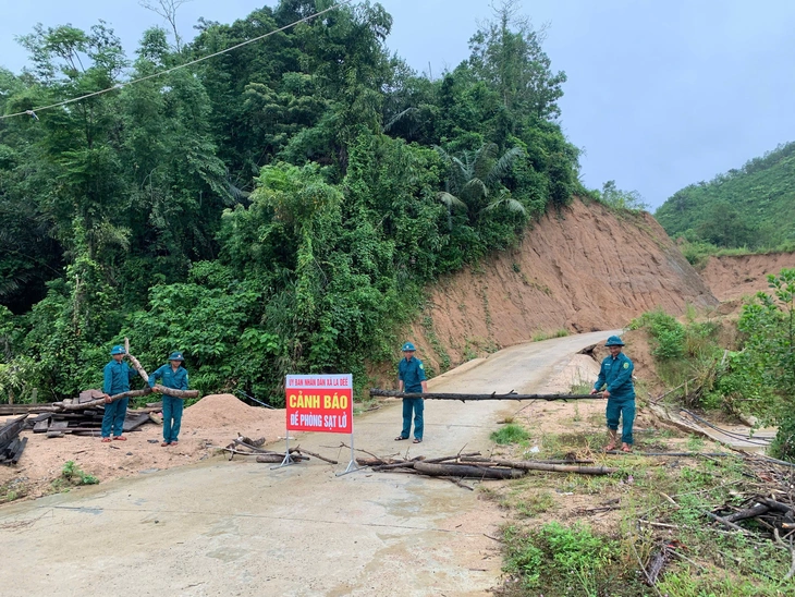 Hà Tĩnh cấm biển, bắt đầu sơ tán dân; Bộ đội Quảng Trị ra đồng gặt lúa giúp dân chạy bão - Ảnh 7.