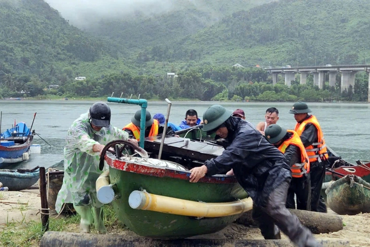 Chống bão Bualoi: Hà Tĩnh cấm biển, bắt đầu sơ tán dân; Bộ đội nhiều nơi ra đồng gặt lúa giúp dân - Ảnh 1.