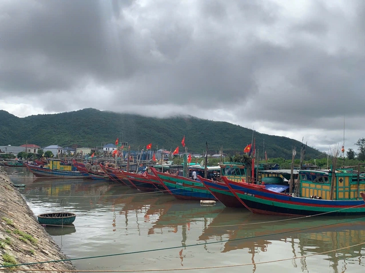Hà Tĩnh cấm biển, bắt đầu sơ tán dân từ chiều nay - Ảnh 1.