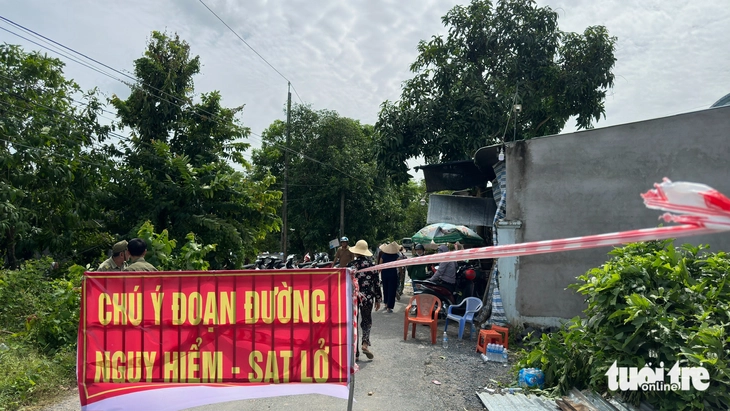 Đồng Tháp công bố tình huống khẩn cấp sạt lở bờ sông Tiền - Ảnh 1.