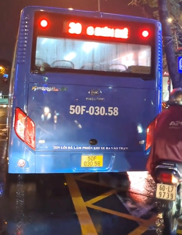Xác minh clip xe buýt chen ngang, dừng trên vạch 'mắt võng', cản trở xe rẽ phải - Ảnh 1.