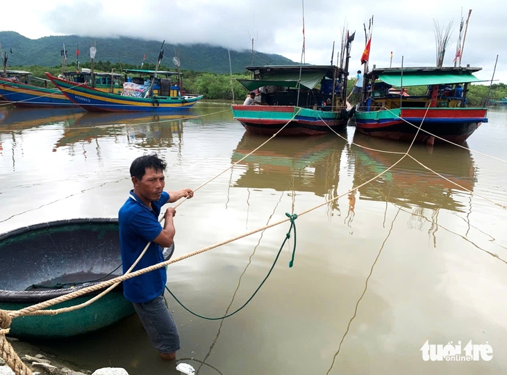 Tàu thuyền tránh bão Bualoi về đậu kín cảng cá - Ảnh 2.