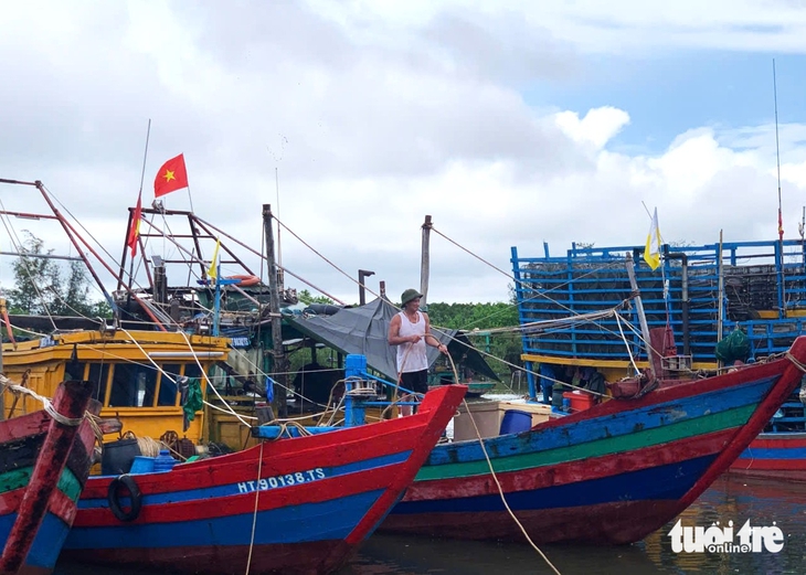 Tàu thuyền tránh bão Bualoi về đậu kín cảng cá - Ảnh 3.