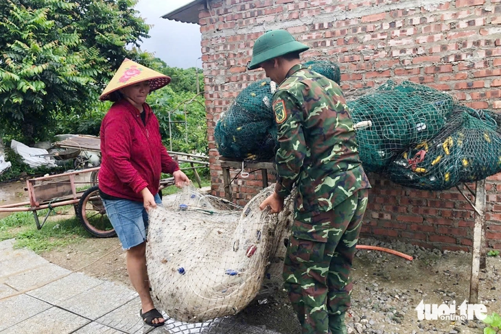Hà Tĩnh cấm biển, bắt đầu sơ tán dân; Bộ đội Quảng Trị ra đồng gặt lúa giúp dân chạy bão - Ảnh 2.