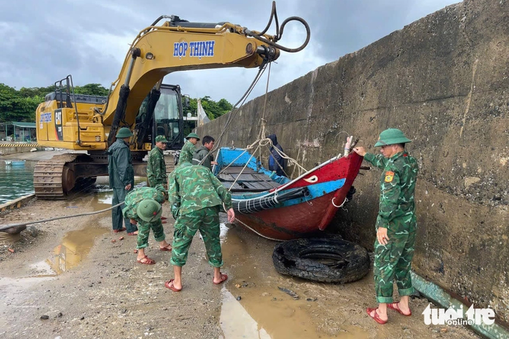 Hà Tĩnh cấm biển, bắt đầu sơ tán dân; Bộ đội Quảng Trị ra đồng gặt lúa giúp dân chạy bão - Ảnh 3.