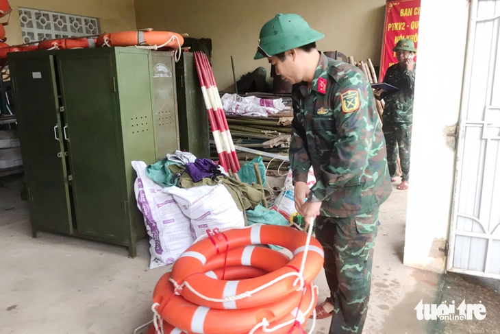 Hà Tĩnh cấm biển, bắt đầu sơ tán dân; Bộ đội Quảng Trị ra đồng gặt lúa giúp dân chạy bão - Ảnh 4.