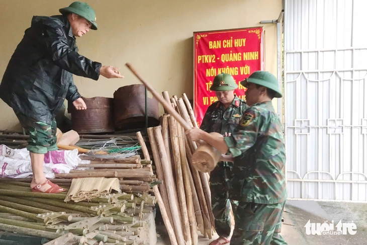 Hà Tĩnh cấm biển, bắt đầu sơ tán dân; Bộ đội Quảng Trị ra đồng gặt lúa giúp dân chạy bão - Ảnh 5.