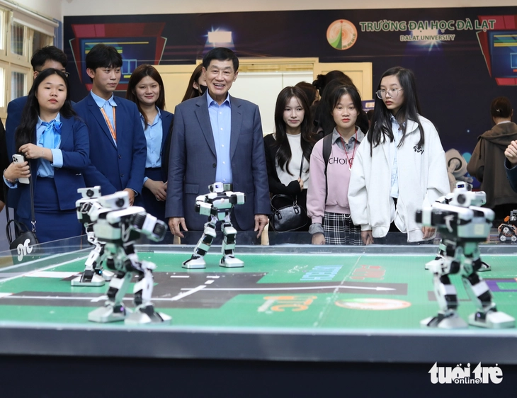 Ông Johnathan Hạnh Nguyễn tặng robot AI cho Trường đại học Đà Lạt - Ảnh 1.