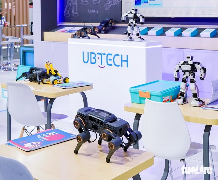 Ông Johnathan Hạnh Nguyễn tặng robot AI cho Trường đại học Đà Lạt - Ảnh 3.
