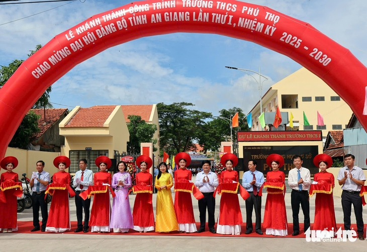 An Giang khánh thành Trường THCS Phú Thọ, tặng học bổng cho học sinh vượt khó - Ảnh 1.