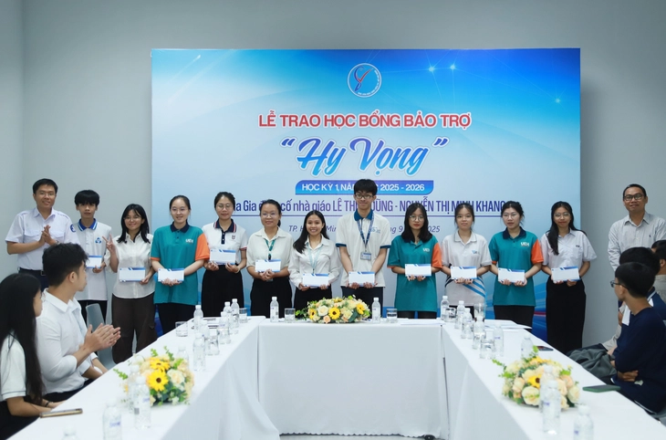 Trao tặng học bổng 'Hy vọng' cho 7 tân sinh viên 'Tiếp sức đến trường' - Ảnh 5.