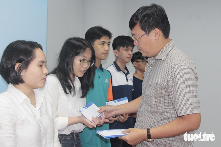 Tiếp sức đến trường 100% học phí bậc đại học cho 7 gương mặt trên báo Tuổi Trẻ - Ảnh 3.