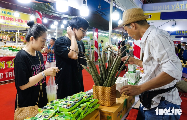 Du khách nhộn nhịp đến ngày hội du lịch, ẩm thực ở An Giang - Ảnh 2.