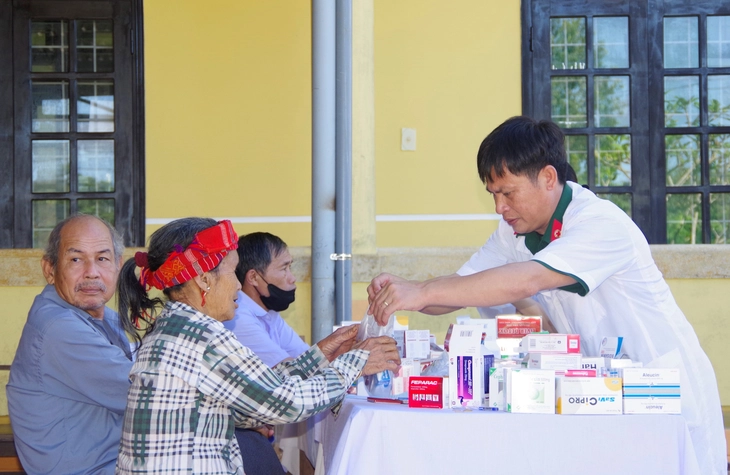 1.300 người dân vùng biên Quảng Trị xúc động được quân y khám, phát thuốc - Ảnh 4.