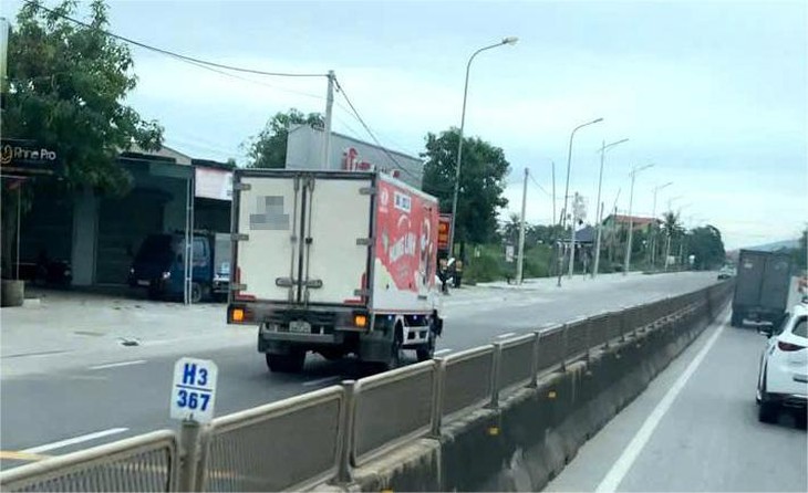 Bị người dân phản ánh, tài xế xe tải chạy ngược chiều bị phạt 19 triệu - Ảnh 1.