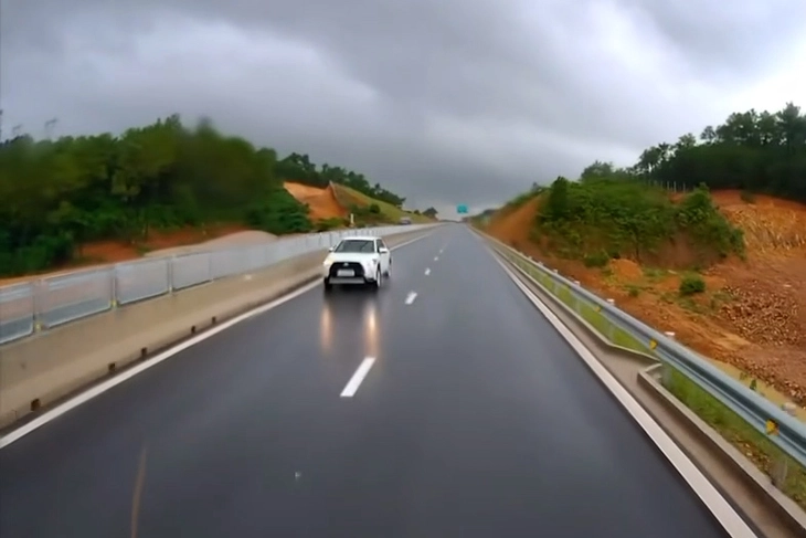 Nam tài xế 68 tuổi lái xe ngược chiều trên cao tốc - Ảnh 1.