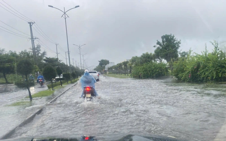 Huế mưa to trắng trời, nhiều khu dân cư ngập sâu do bão Bualoi - Ảnh 2.