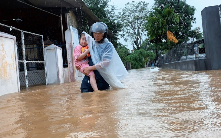 Một phụ nữ ở Huế mất liên lạc do lũ cuốn trước bão Bualoi - Ảnh 3.