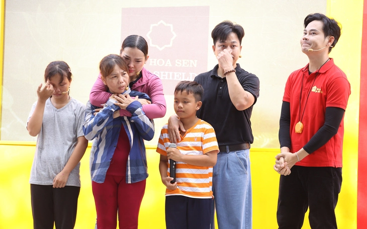 'Vợ chồng mẫu mực nhất TVB’ ra chợ bán cá - Ảnh 4.