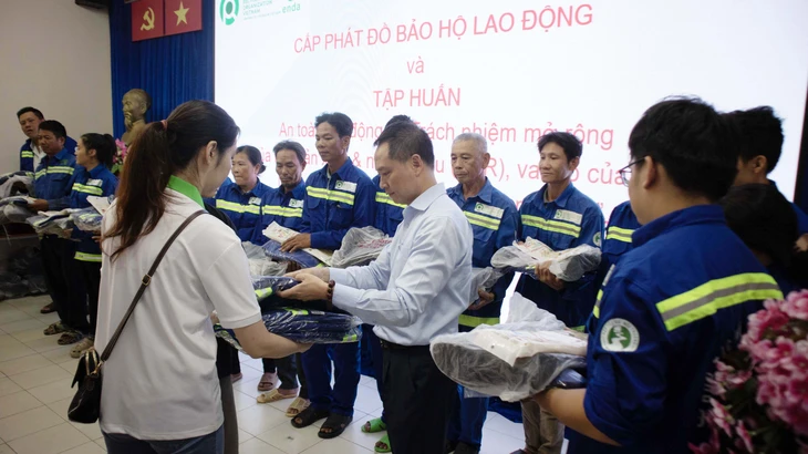 Lao động thu gom rác thuộc nhóm nghề rủi ro hàng đầu thế giới - Ảnh 1.