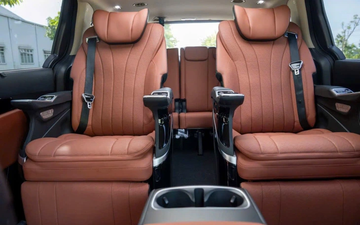 Kia Carnival hybrid ở Việt Nam có bản VIP: Đắt thêm 80 triệu, được ghế massage, điều khiển cảm ứng - Ảnh 4.