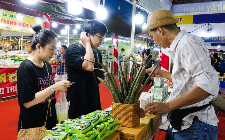 An Giang khai mạc triển lãm thành tựu kinh tế - xã hội, trưng bày nhiều sản phẩm từ núi rừng đến đảo - Ảnh 4.
