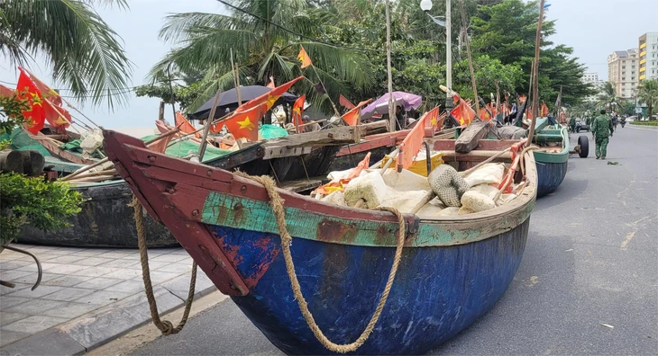 Thanh Hóa: Gần 6.500 tàu thuyền đã vào bờ tránh bão số 10 - Ảnh 1.