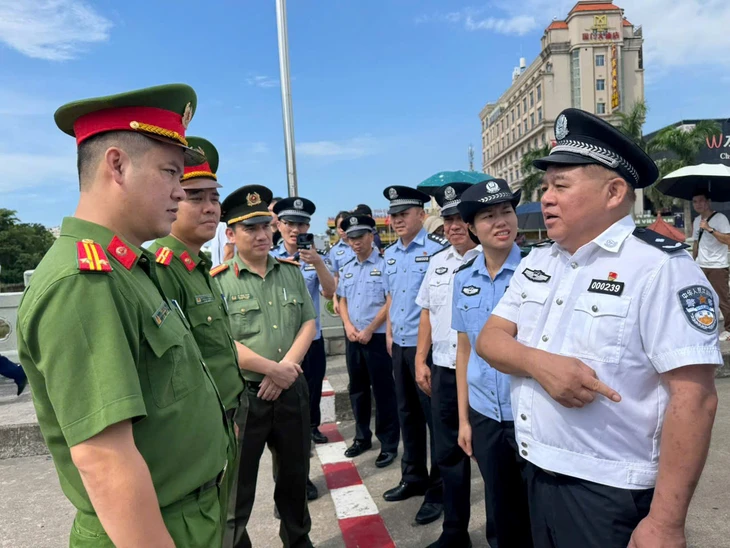 Bắt tội phạm truy nã cố ý giết người lẩn trốn ở Việt Nam - Ảnh 1.
