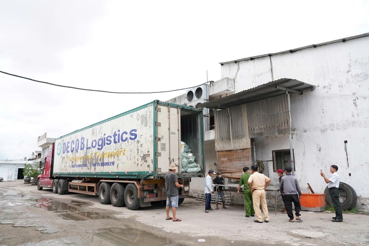 Xe đầu kéo chở 30 tấn thịt không rõ nguồn gốc bị phát hiện ở Huế - Ảnh 1.