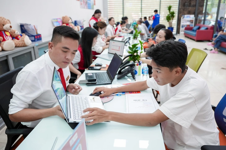 Thí sinh xét tuyển đại học bằng học bạ nhiều chưa từng có - Ảnh 1.