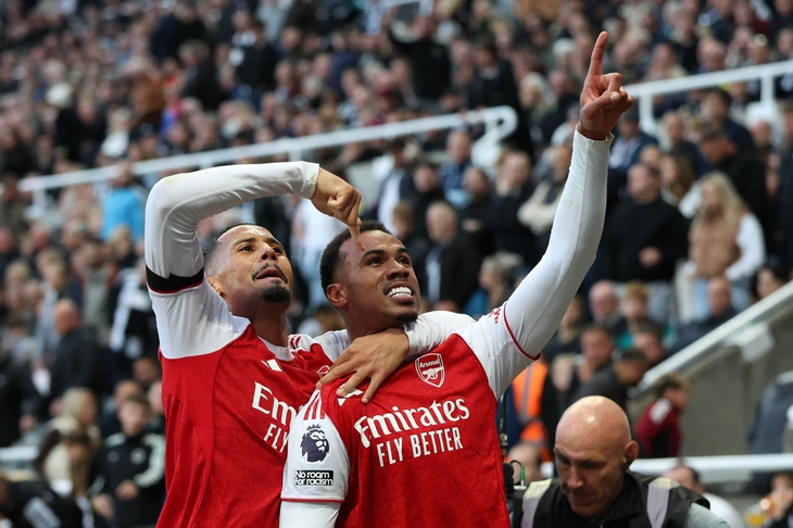 Arsenal thắng Newcastle phút cuối nhờ sở trường phạt góc - Ảnh 1.
