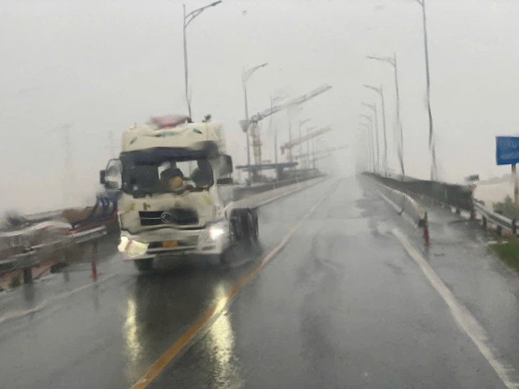Bão Bualoi: 1 người chết, 4 người mất tích, 28.000 người dân đi tránh bão - Ảnh 6.