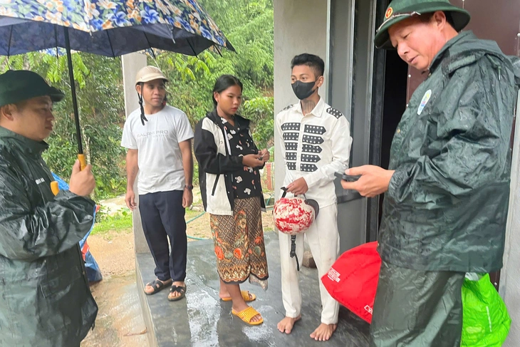 Bão Bualoi: 1 người chết, 4 người mất tích, 28.000 người dân đi tránh bão - Ảnh 2.