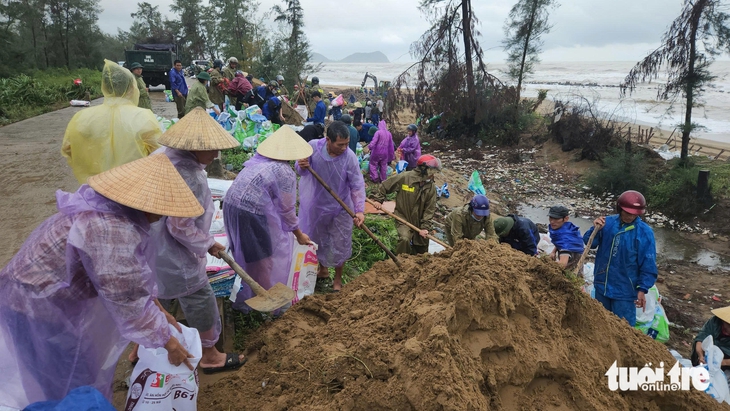 Hà Tĩnh huy động hàng trăm người gia cố bờ biển ứng phó bão Bualoi - Ảnh 2.