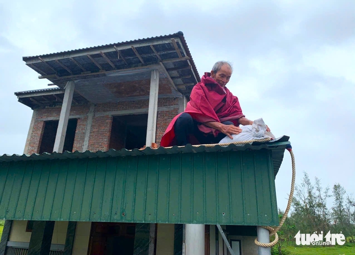 Người dân Hà Tĩnh chưa hoàn hồn bởi bão Kajiki, nay bão Bualoi lại đến - Ảnh 1.