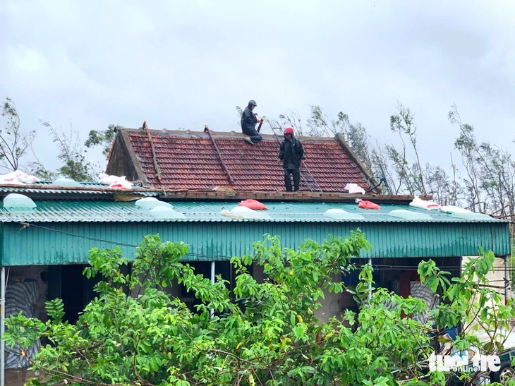 Người dân Hà Tĩnh chưa hoàn hồn bởi bão Kajiki, nay bão Bualoi lại đến - Ảnh 2.