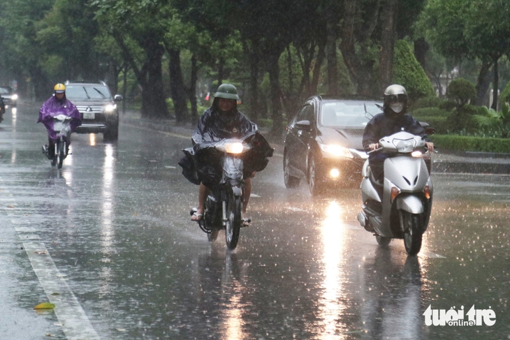 Học sinh Nghệ An, Hà Tĩnh nghỉ học tránh bão Bualoi - Ảnh 1.