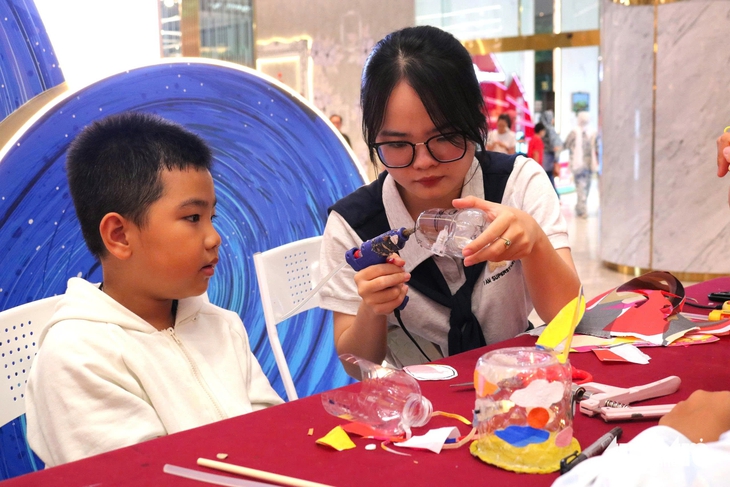 Làm lồng đèn trung thu từ ‘rác’ nhựa - Ảnh 1.
