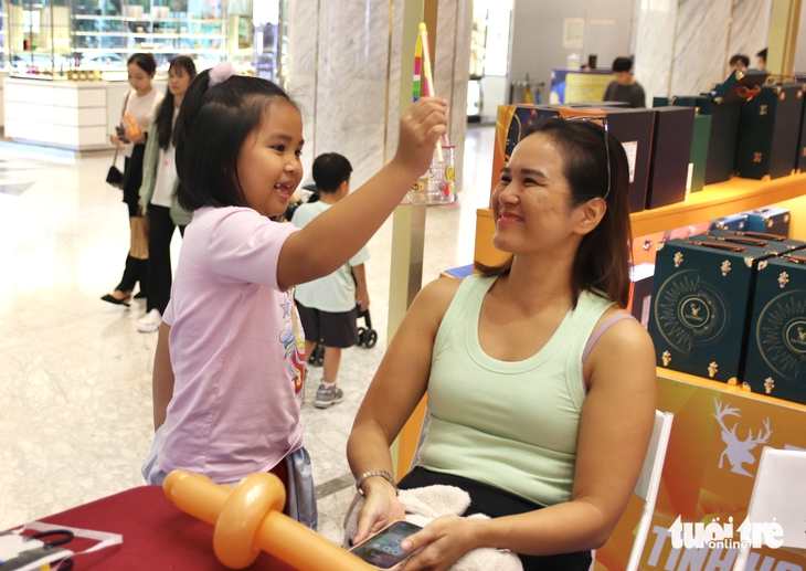 Làm lồng đèn trung thu từ ‘rác’ nhựa - Ảnh 7.